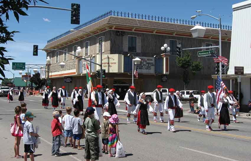 Dantzaris participando en el tradicional desfile con motivo de las fiestasvascas de Winnemucca (foto Ken Lund)