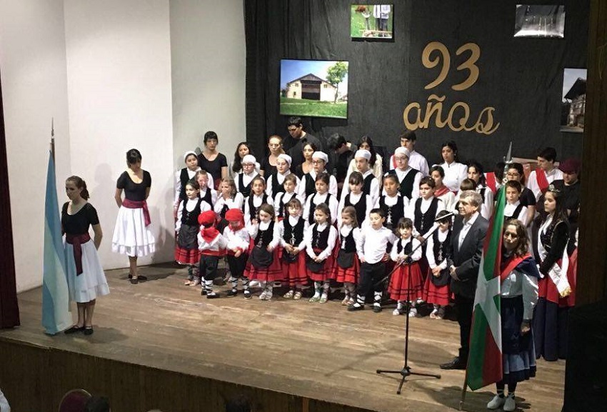 Dantzaris del Centro Vasco Euskal Echea de Comodoro Rivadavia en la cena y espectáculo de danzas anual 