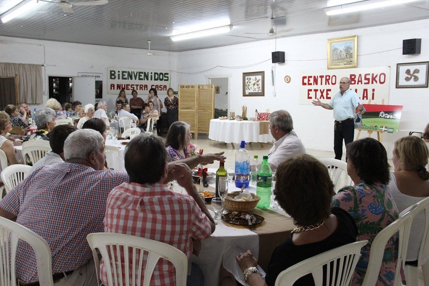 ... seguido de una cena, bota y palabras