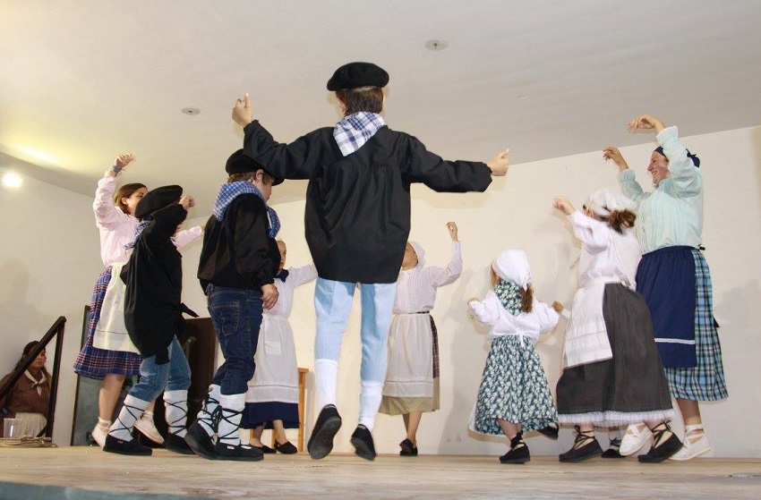 ...with the txikis and the Gure Abestiak choir on stage