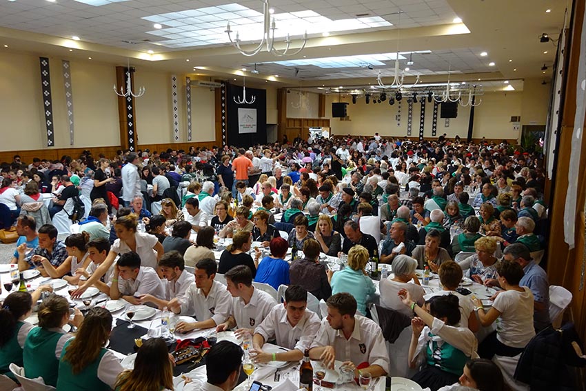 Multitudinaria cena de clausura de la Semana Vasca 2016