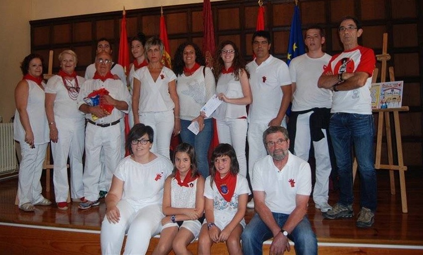 Los primos azuleños Alfredo Dussio Aristu y Sara Aristu Peralta (seguna y tercero por la izquierda en la segunda fila) en fiestas de Lumbier-Irunberri 2016