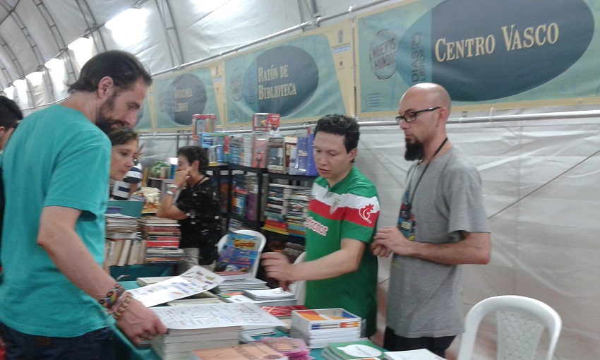 El stand del Centro Vasco Gure Mendietakoak en la Feria del Libro de Medellín (foto Gure Mendietakoak CV)