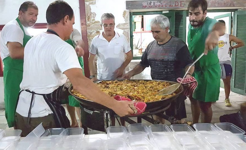 Integrantes del Euzkal Etxea trabajando para colaborar con los afectados por las inundaciones 