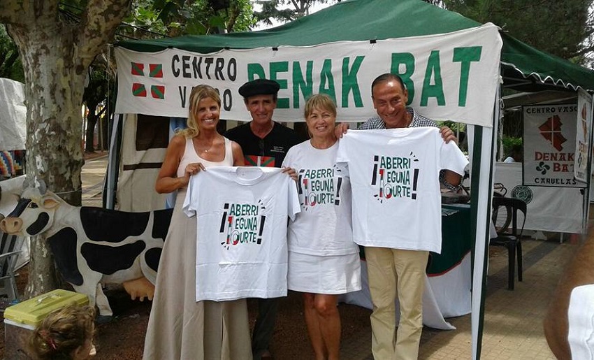 Visita de la intendente al stand vasco