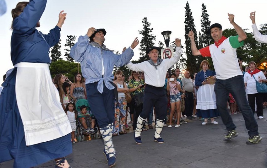 Danzas vascas arriba y abajo del escenario