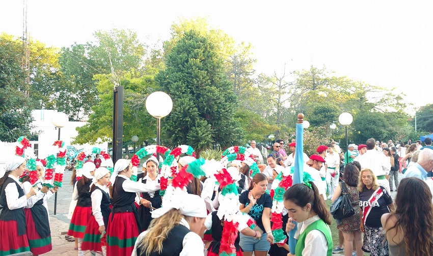 Dantzaris en el Jaialdi 2017 de Mar del Plata