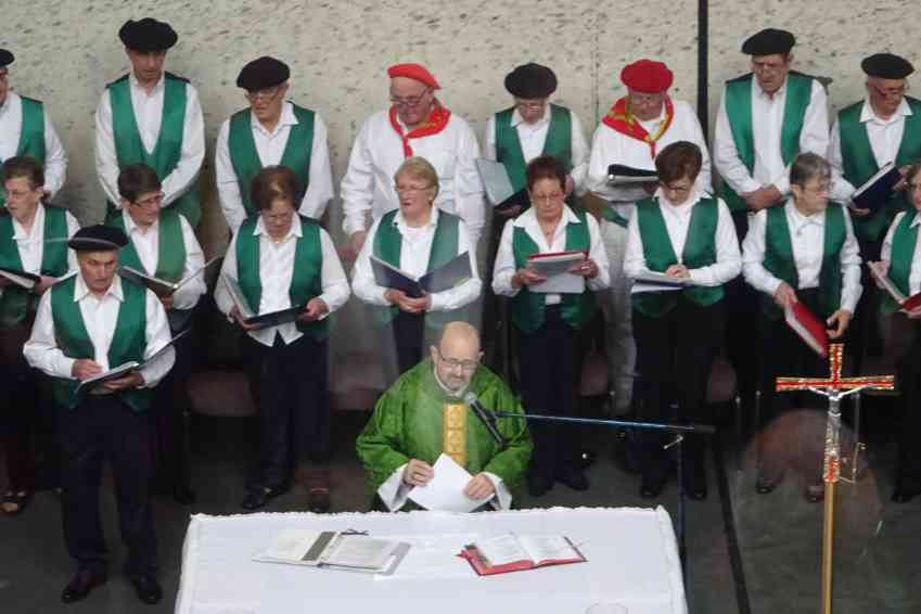 Father Lastiri and the Elgarrekin choir