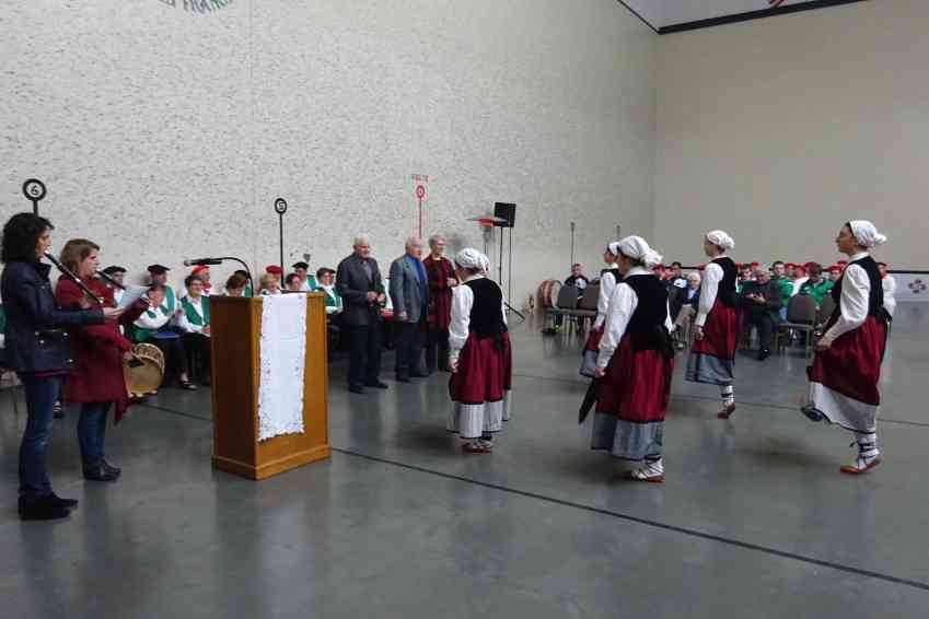 Homenaje mediante el baile de Agurra