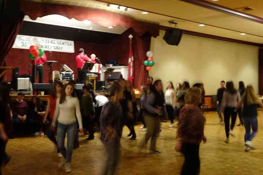 La fiesta concluye con música y baile