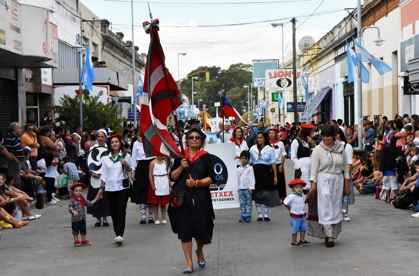 Aberri Etxea Euskal Etxea ‘Patagoniaren Burujabetza Jai’ko desfilean