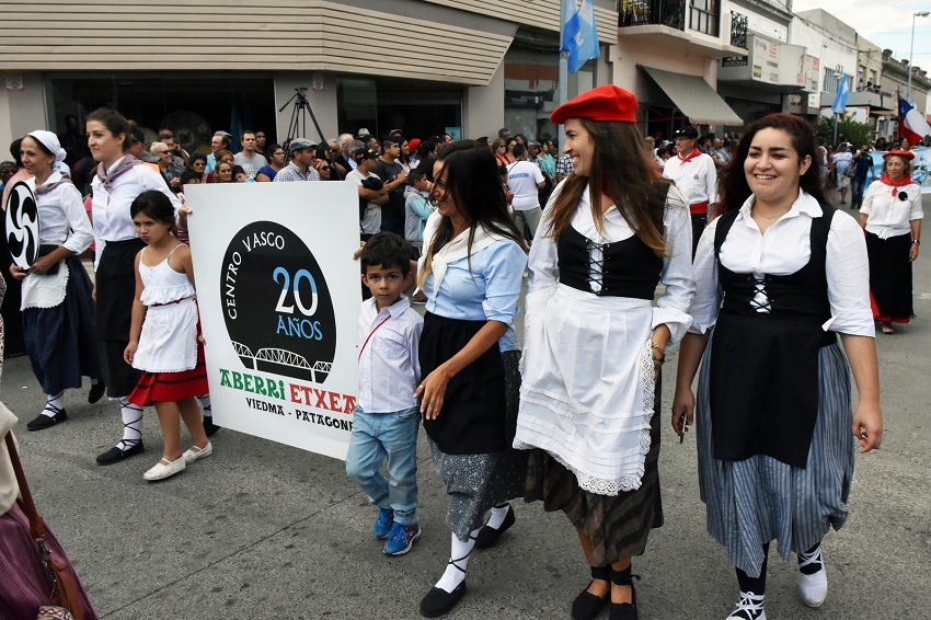 Txikis and adults, carrying the 20th anniversary sign