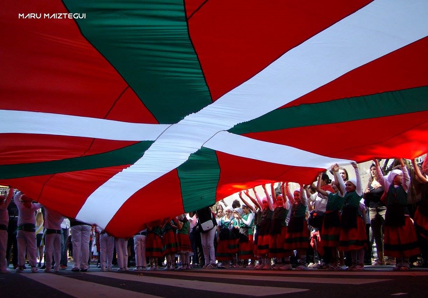 Euskal Echea School students parading at the beginning of BAC