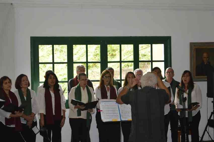 With the participation of the choir