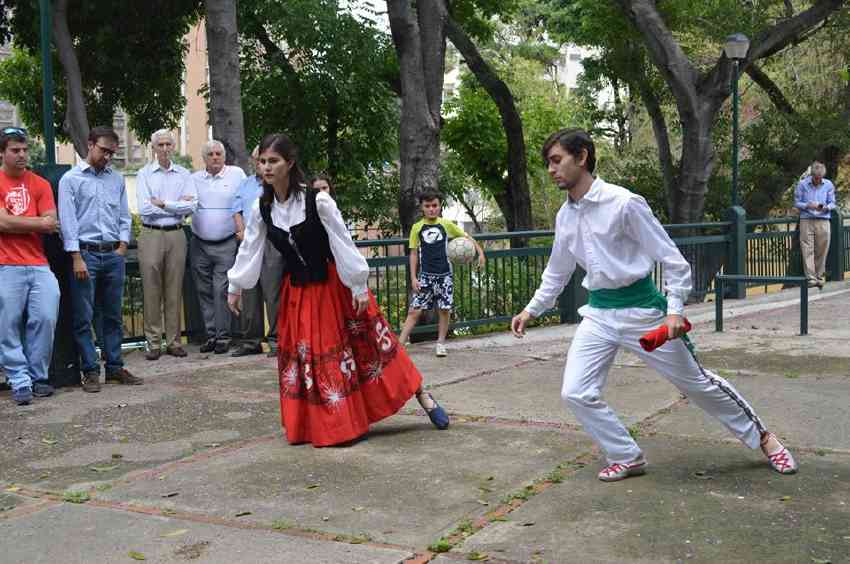 Egun Caracaseko lehendakari den Ibane Azpiritxaga bere arrebarekin aurreskua dantzatzen Aberri Egunaren aurreko edizio batean