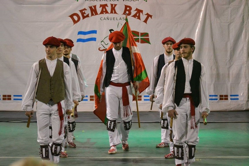 Cuerpo de baile del Laurak Bat en el Encuentro de Dantzaris del Aberri Eguna 2017 en Cañuelas