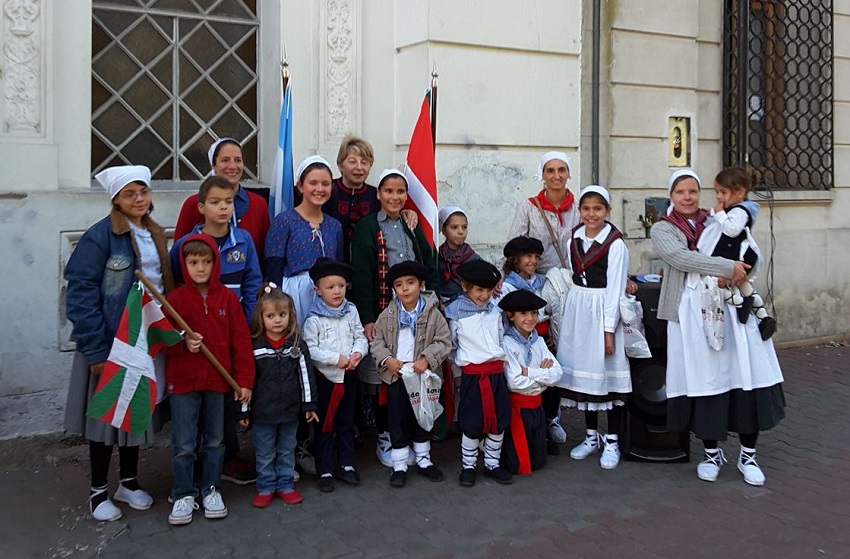 Los txikis junto a la lehendakari