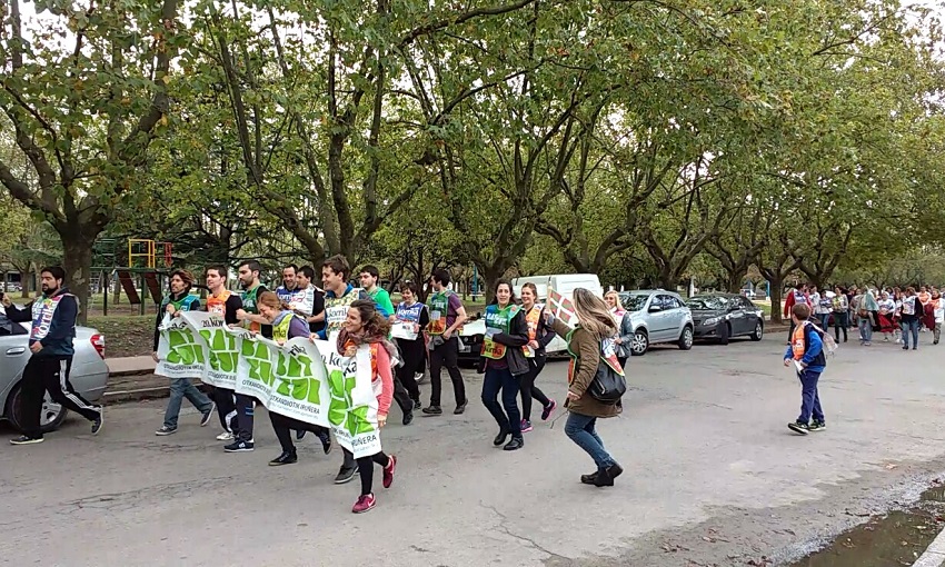 Korrikalaris del Euzko Etxea por las calles de Necochea 