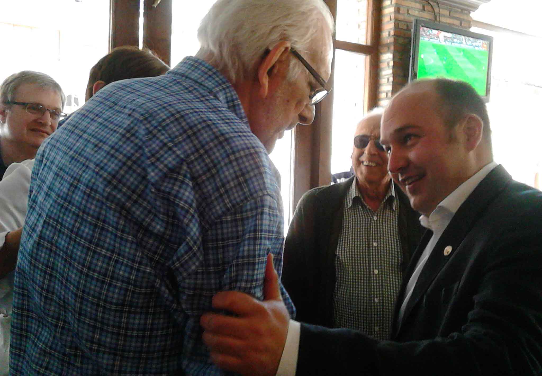 Gorka Alvarez saludando a Joxean Elgezabal