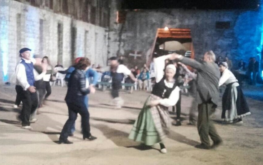 Danzas vascas en la Bodega del vasco Harriague