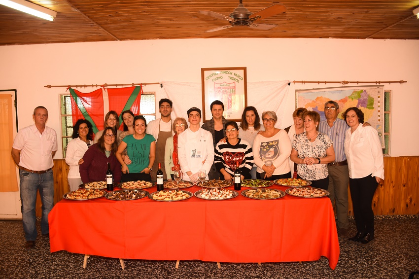 Sukaldari, Maruo Funes, with people from his Basque club