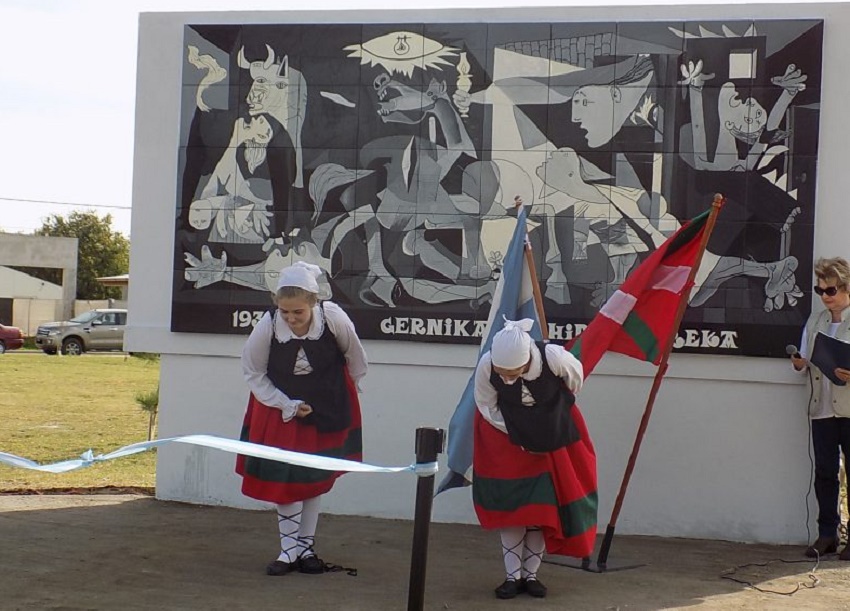 Danzas de honor en la Plaza Vasca