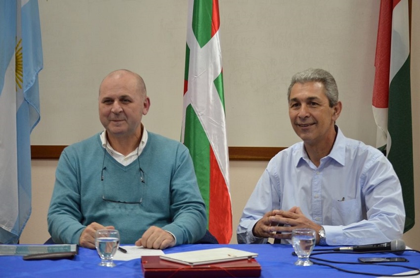 Fernando Nebreda Dias from Spain, president of the Basque Association Garapen along with the Mayor of Obera (photo Obera on line)