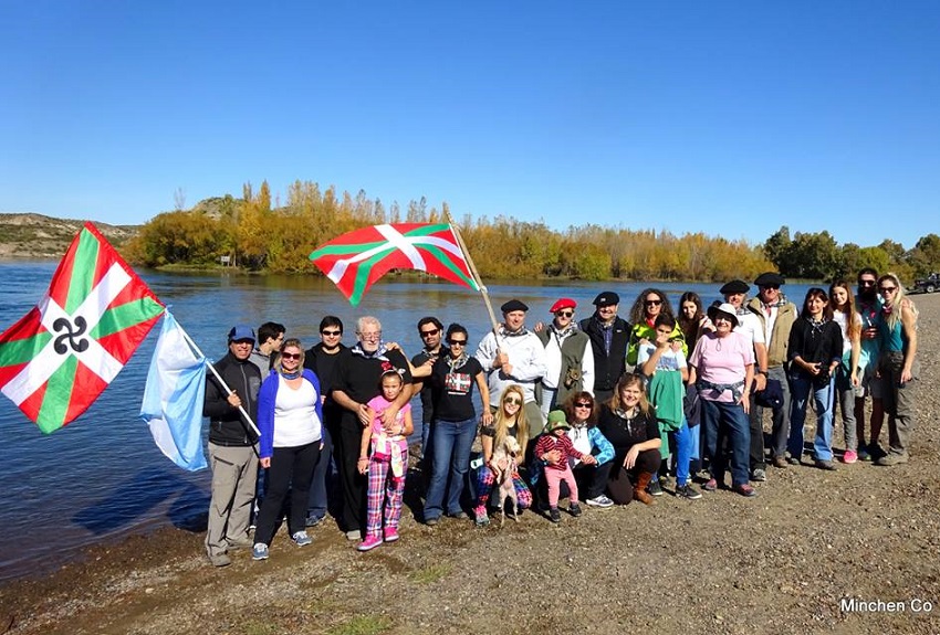 La ikurriña a orillas del Limay