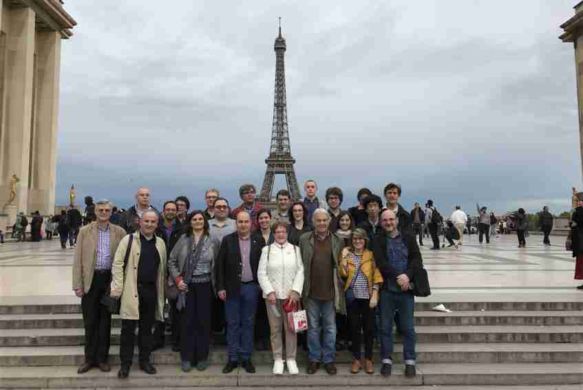 Con la Torre Eiffel al fondo