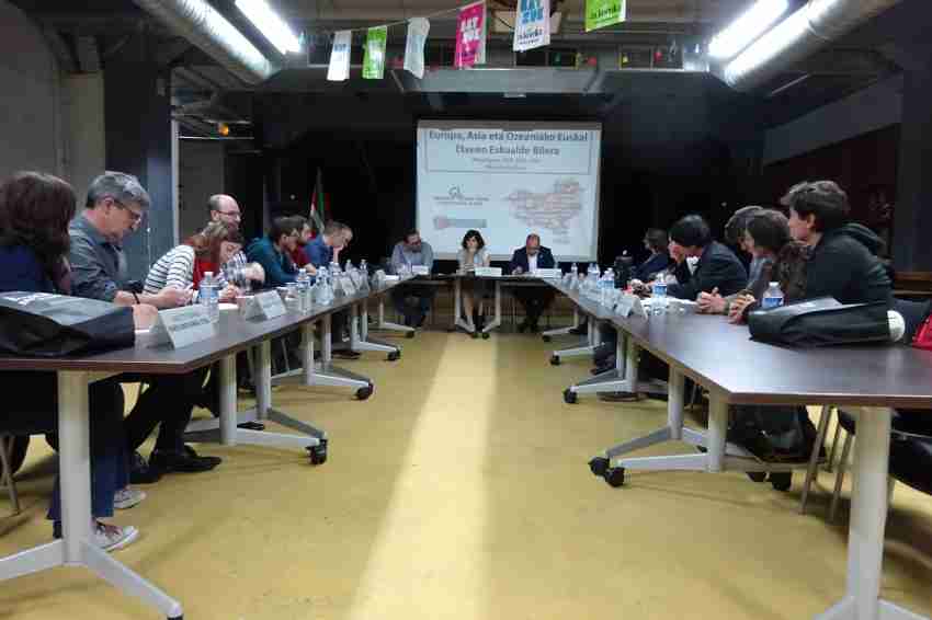 Aspecto de la reunión el pasado domingo, día para debatir las conclusiones (foto EuskalKultura.com)