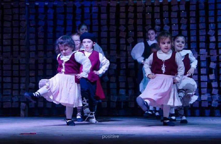 Txikis from Euskel Biotza in Roldan at the local Festival of Collectivities