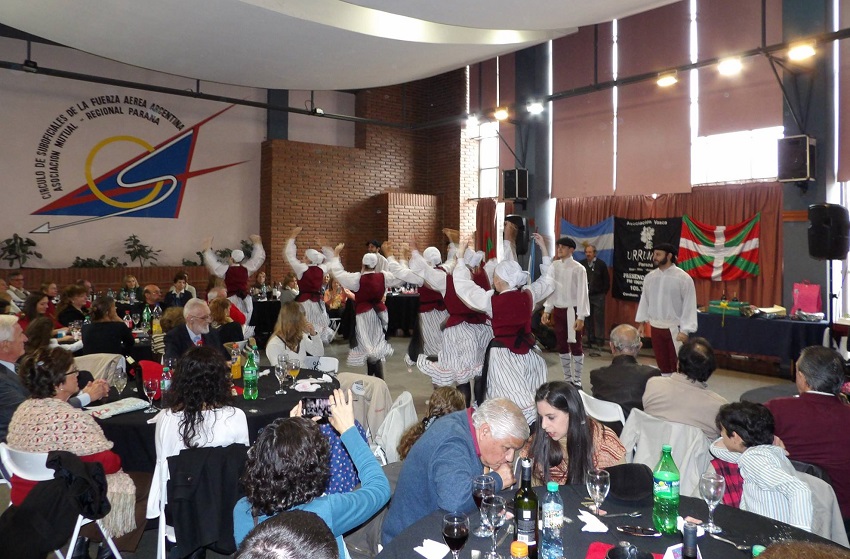 Basque dancing at the 17th anniversary of Urrundik and the 27th anniversary of “Presencia Vasca” in Parana