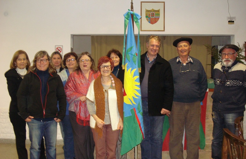 Los integrantes del Centro Vasco Itxaropen junto a la bandera de la provincia de Buenos Aires