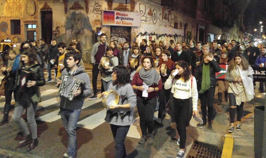 Sexta edición del Triki-Poteo de Euskaltzaleak, este pasado fin de semana por las calles de San Telmo en Buenos Aires