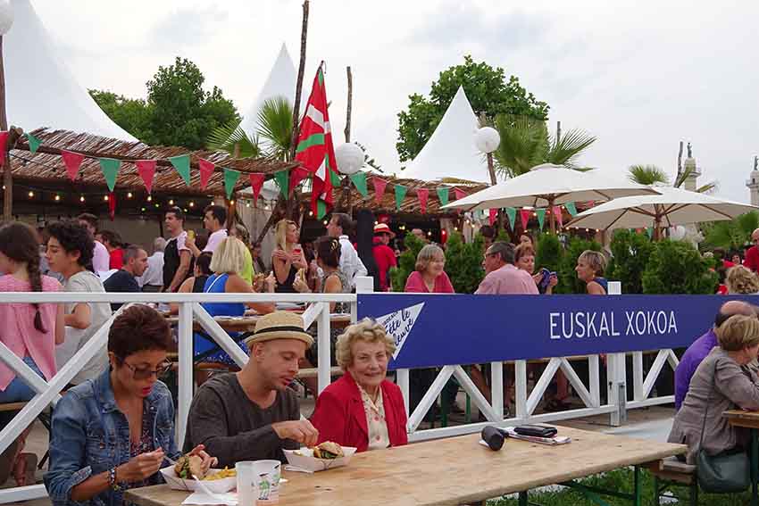 Stand vasco a la orilla del Garona