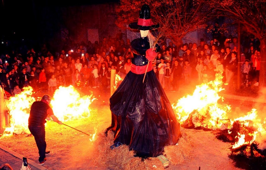 La fogata de San Juan organizada por el Centro Beti Aurrera de Chivilcoy es un espectáculo esperado por todos los vecinos