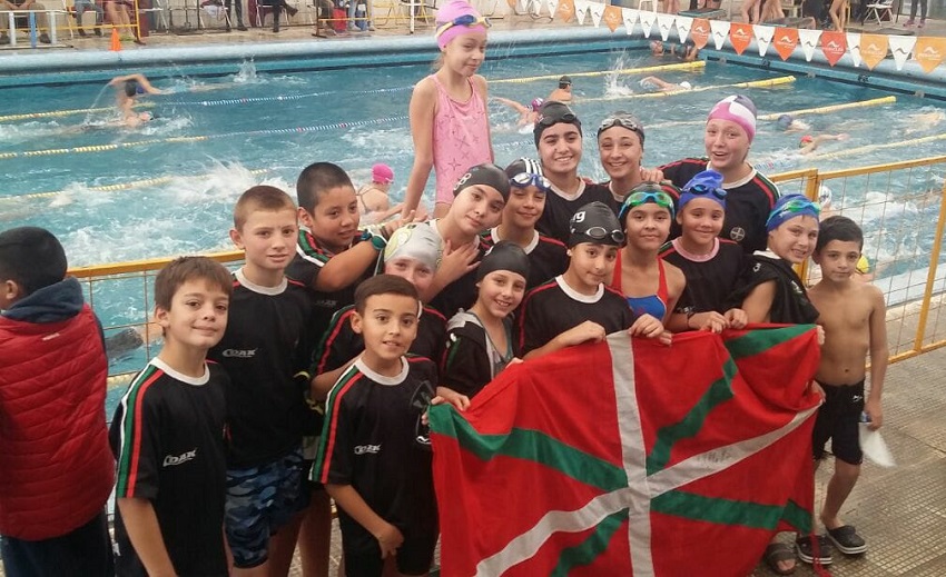 Representantes de la Euskal Etxea en un campeonato de natación 