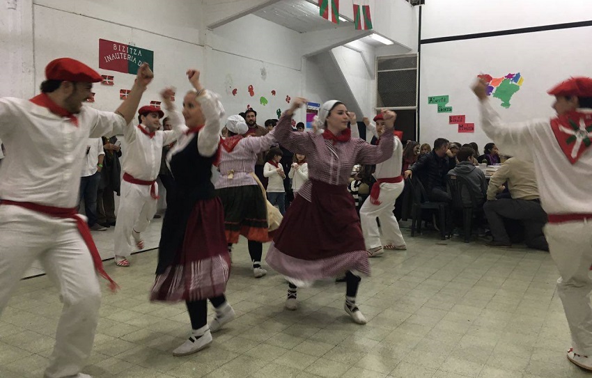 En Rosario, danzas y taberna