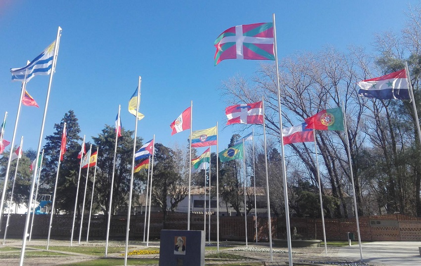 En la recientemente inaugurada Plaza del Inmigrante, la ikurriña flamea junto a las otras banderas