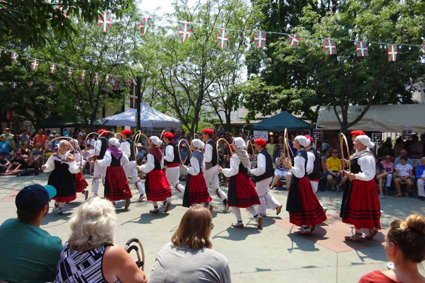 Grupo Oinkari: Bailes vascos desde Boise