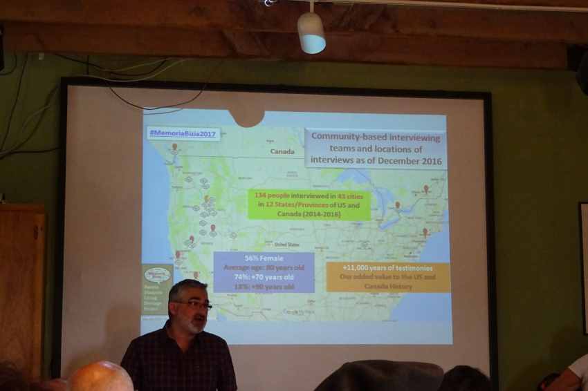 En  la imagen de archivo, el investigador especializado en temas de diáspora Pedro J. Oiarzabal explicando el proyecto 'Memoria bizia' (foto EuskalKultura.eus)