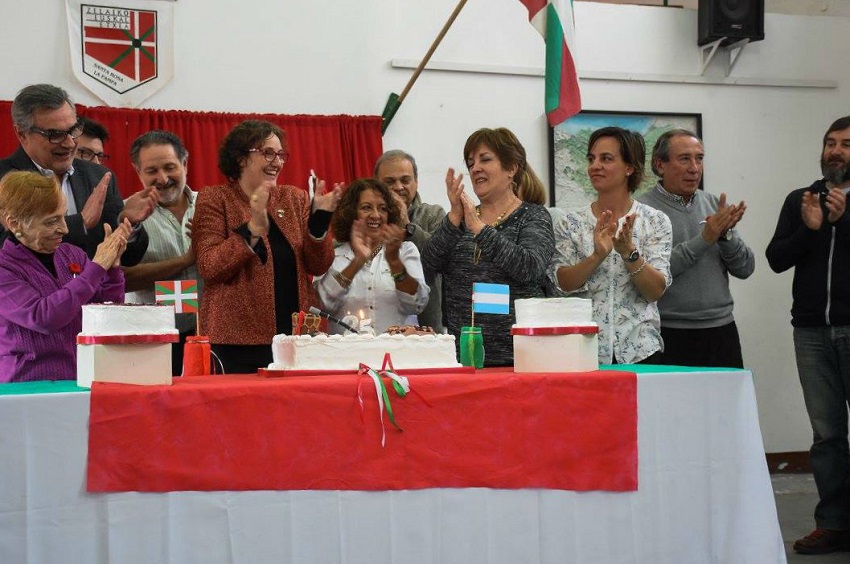 Momento del brindis en el festejo por el 25º aniversario del Zelaiko Euskal Etxea de La Pampa