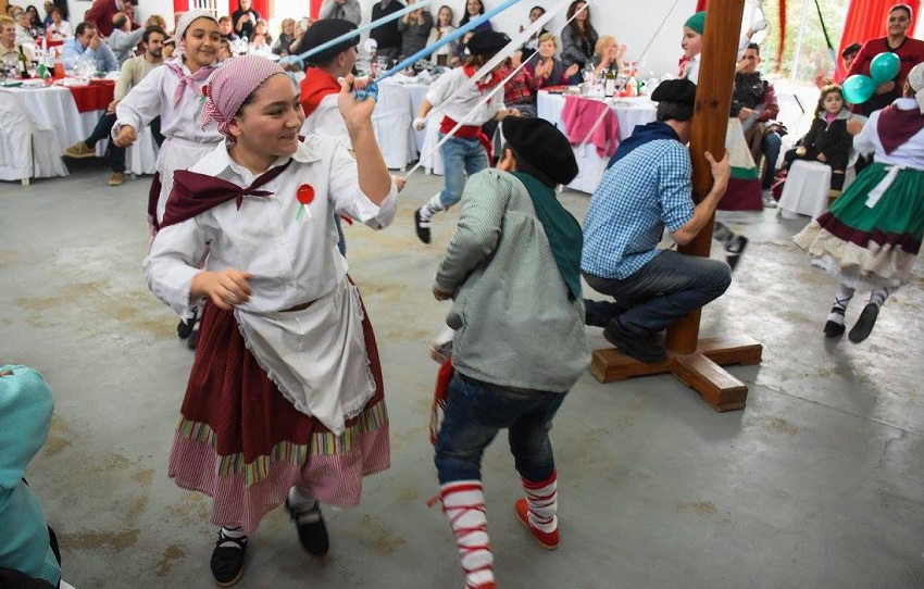 Las danzas vascas de la mano de los txikis