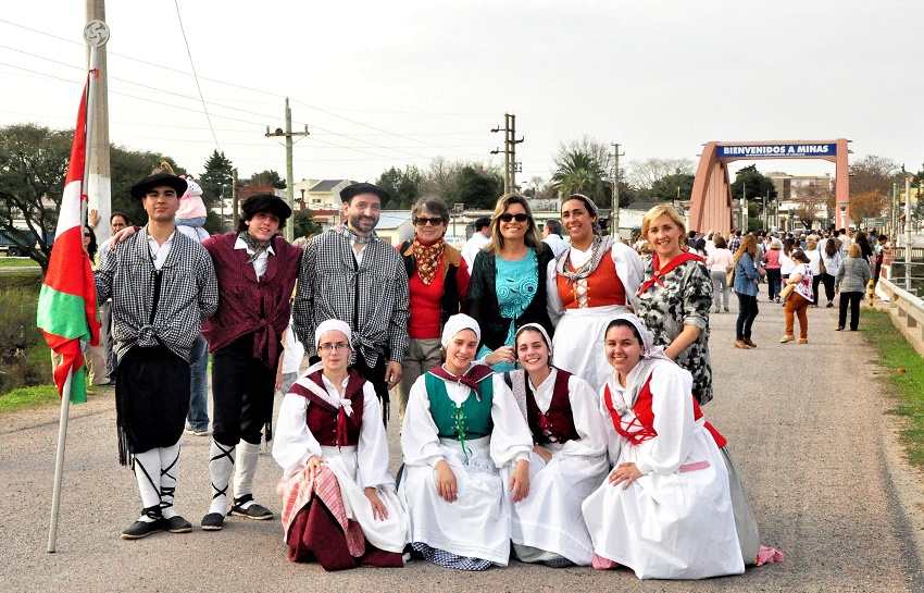 Dantzaris junto a la autoridades locales