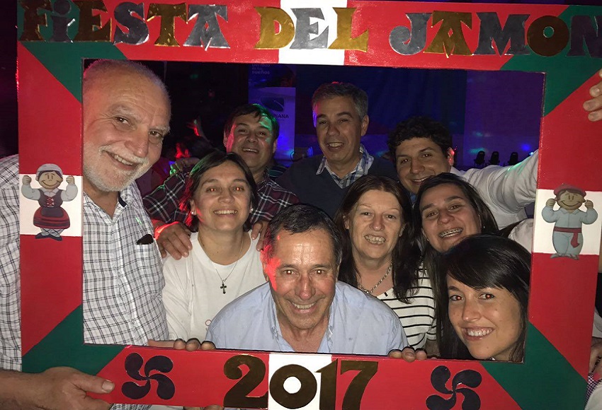 Parte de la comisión directiva del Euskal Sustraiak en la Fiesta del Jamón