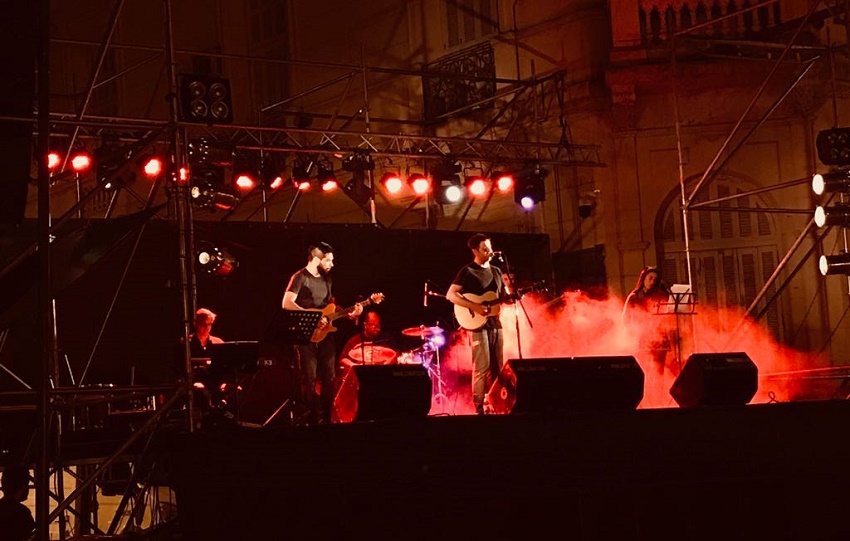 Mikel Urdangarin accompanied by local musicians at a concert night before last at the Mitre Plaza in San Nicolas