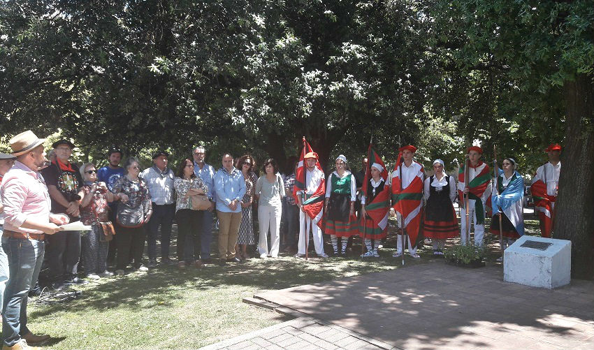 Forget-me-nots in tribute of Gernika