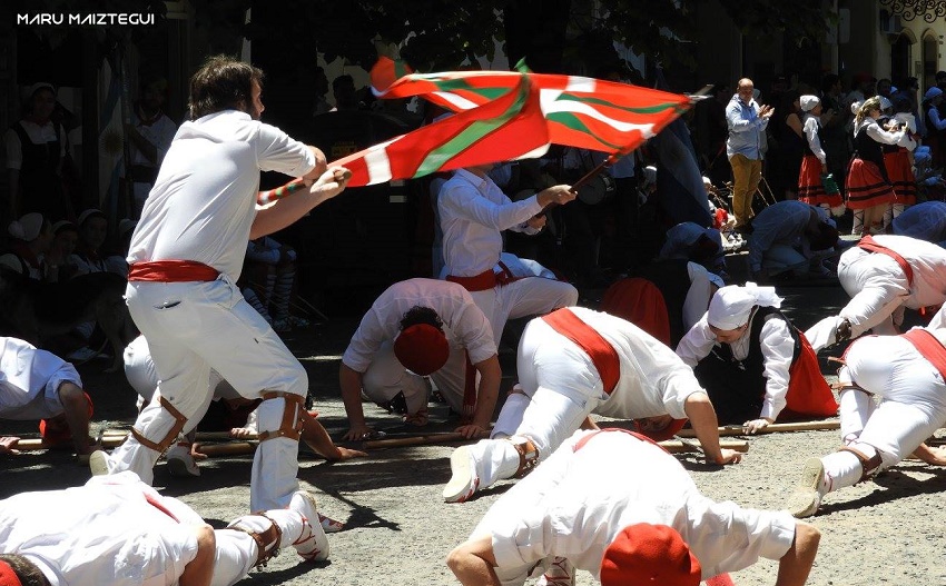 Plaza dancing at Semana Nacional Vasca 2017 in San Nicolas: Ezpata Dantza