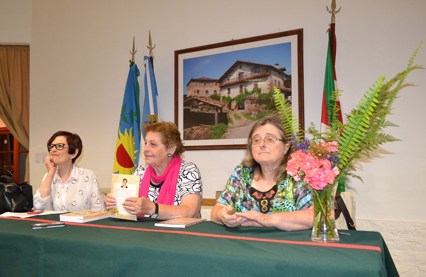 President of the Itxaropen Basque Club in Saladillo, Nora Idoeta, introducing Olga Leiciaga