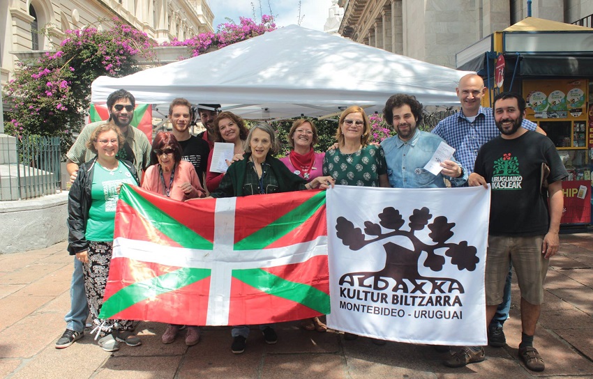 Festejo del ENE 2017 de la agrupación Aldaxka de Montevideo